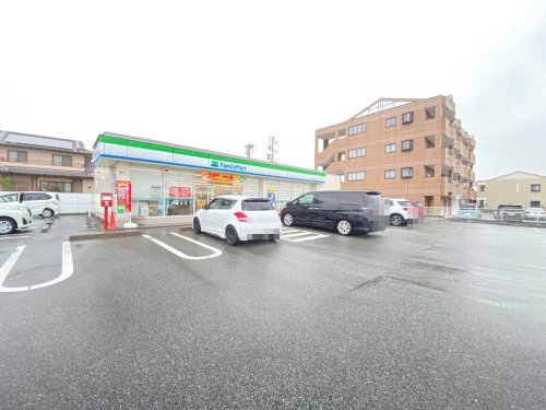 コンビニ　ファミリーマート嬉野中川新町店（コンビニ）まで320m