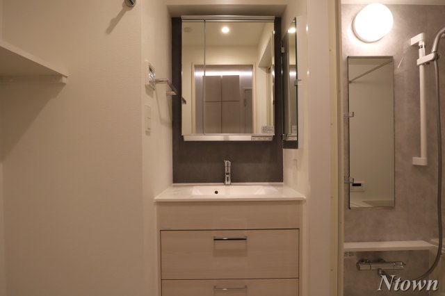 洗面設備　独立洗面化粧台が付いています