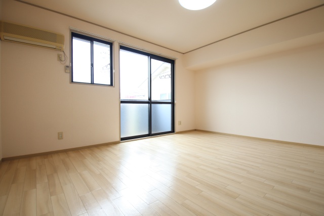 居室・リビング　※別号室の参考写真のため現況優先です。