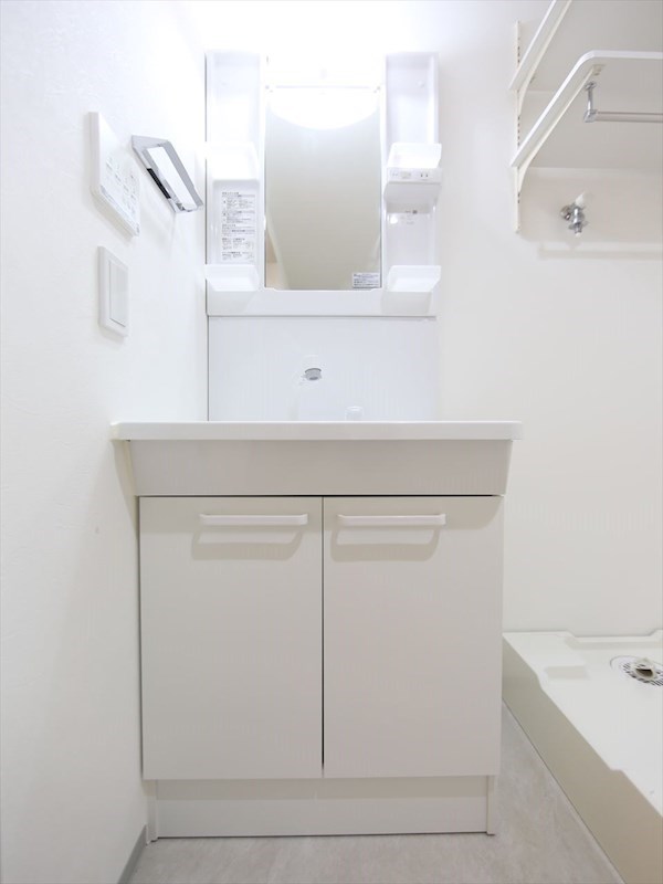 洗面設備　脱衣所　独立洗面台（シャンプードレッサー付）