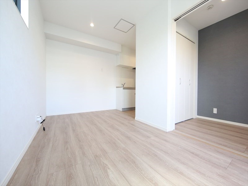 居室・リビング　ＬＤＫ8.3帖　システムキッチン　エアコン完備