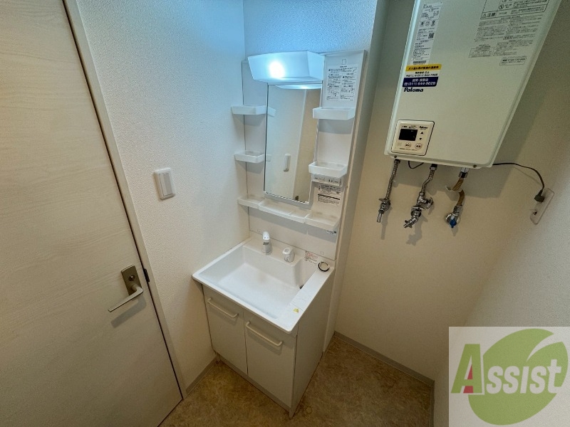 洗面設備　大きくて使いやすそうな独立洗面台になっています。