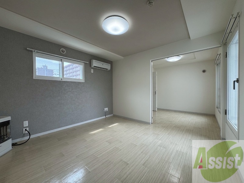 居室・リビング　リビングは白を基調としていて明るい印象ですね！