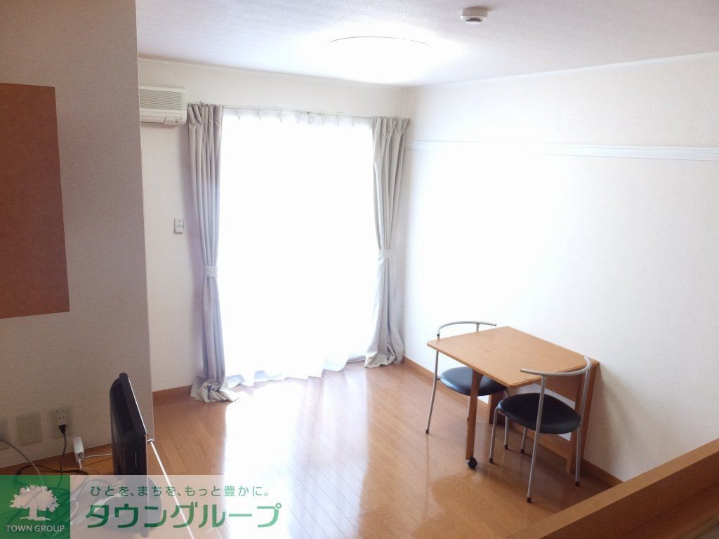 居室・リビング　1階はフローリング、2階はじゅうたんです。