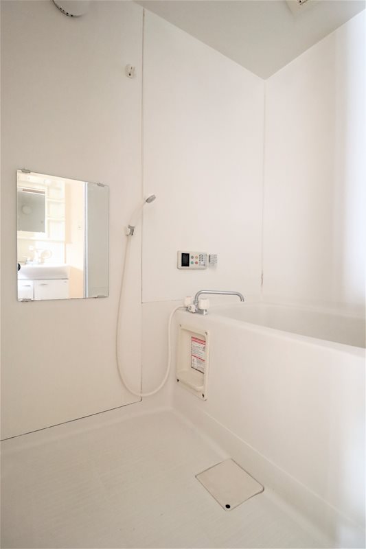 バス・シャワールーム　オートバス、追い炊き機能付きの清潔な浴室