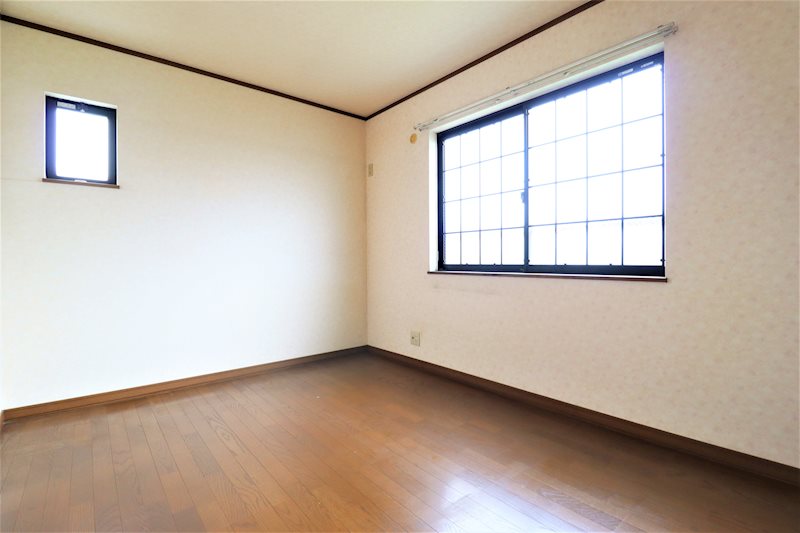 その他部屋・スペース　明り取りのある北側洋室。寝室としてご利用が多いようです。