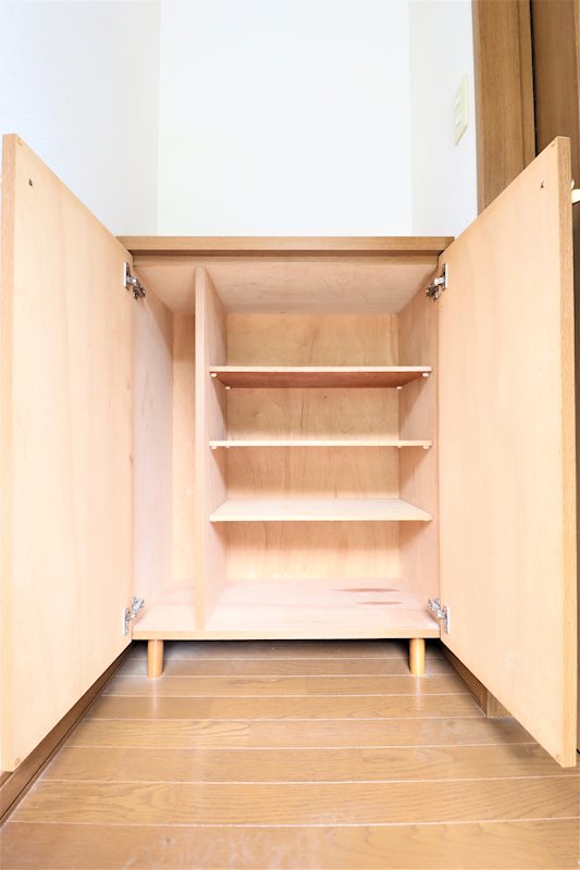 玄関　玄関を開けるとコンパクトながら収納力のある下駄箱