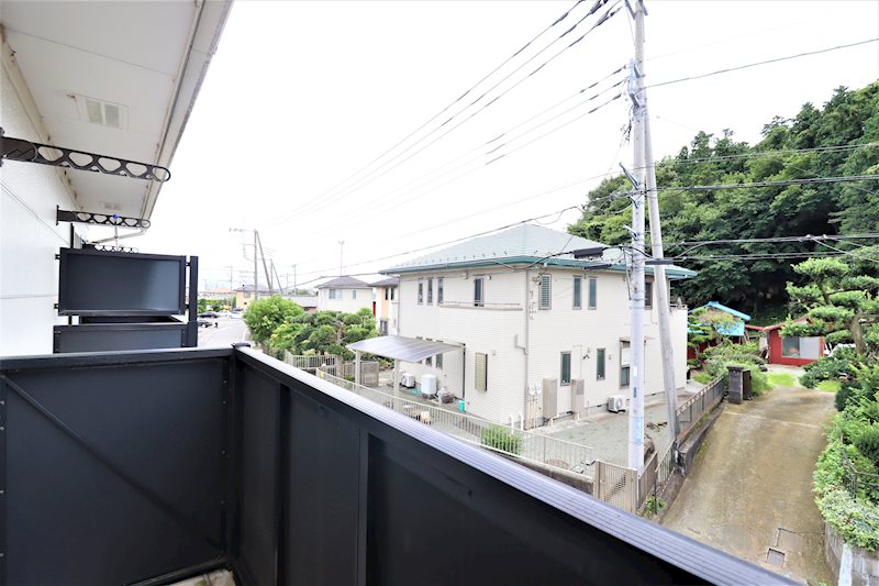 バルコニー　撮影時はあいにくの天気でしたが、陽当り良好です。