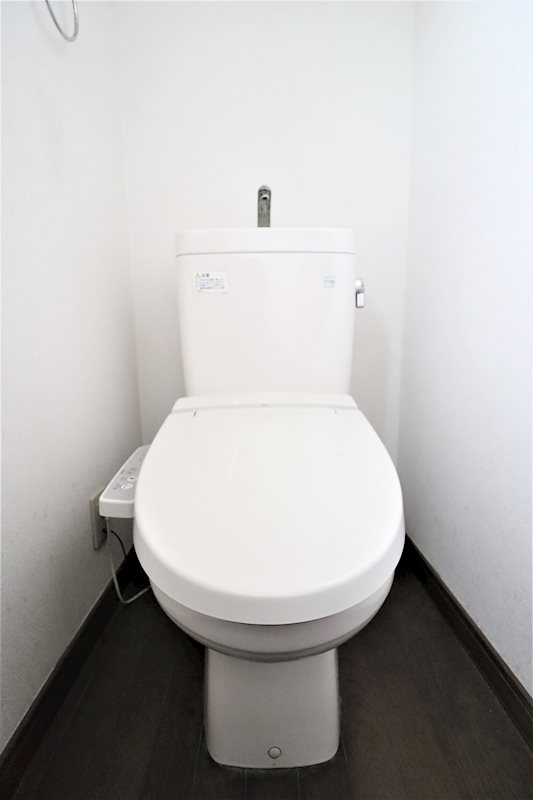 トイレ　温水洗浄便座付きの清潔なトイレです。