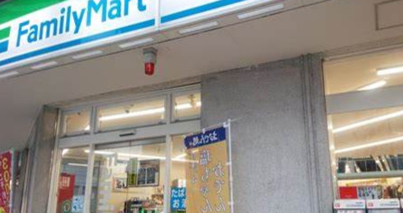 コンビニ　ファミリーマート（コンビニ）まで70m