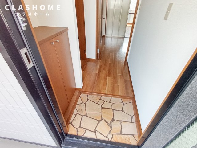 玄関　同物件の別部屋になります。