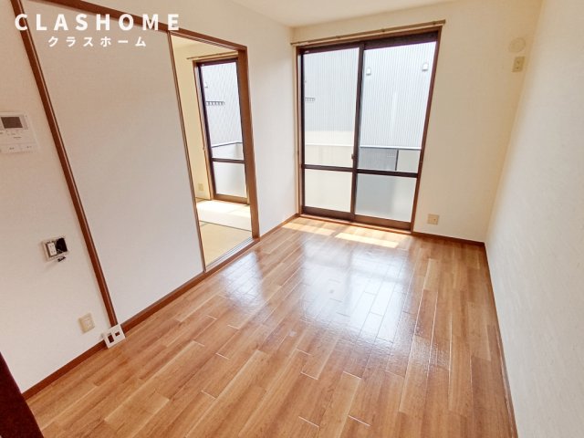 居室・リビング　同物件の別部屋になります。