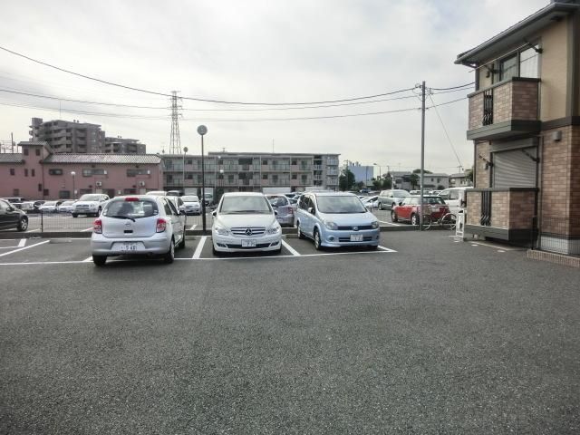 建物外観　敷地内駐車場