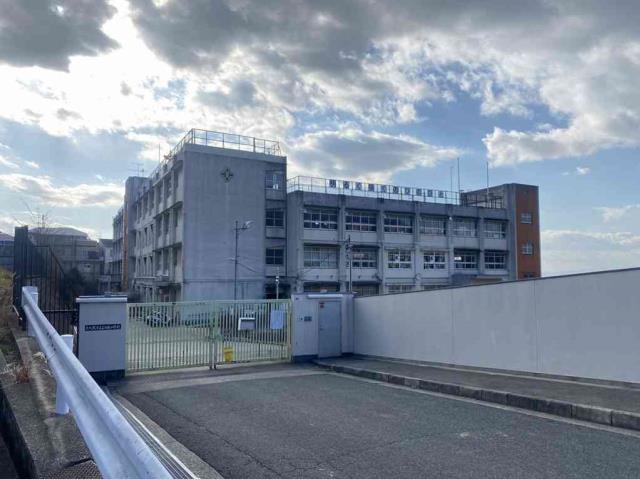 小学校　石切東小学校（小学校）まで670m