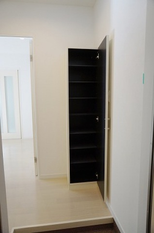 玄関　※同物件別部屋参考写真