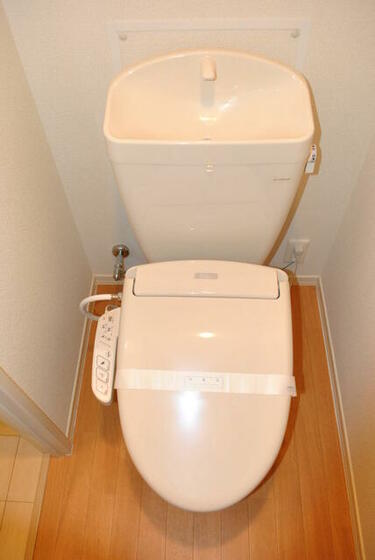 トイレ　温水洗浄便座（同タイプ１０１号室の写真です）
