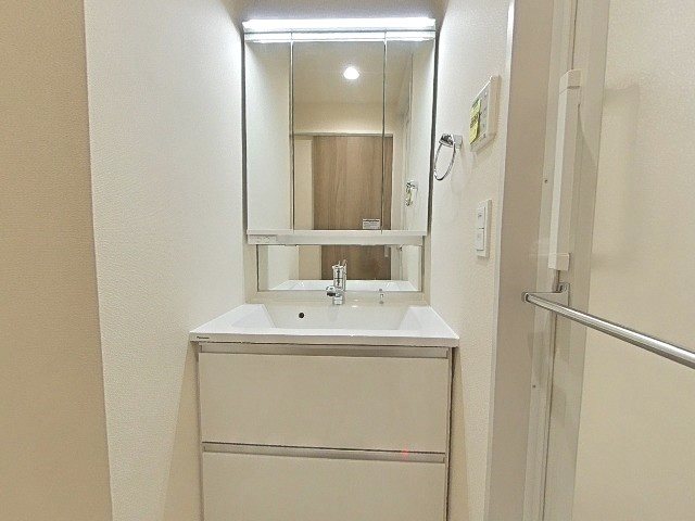 洗面設備　三面鏡の洗面化粧台で朝の準備も捗ります