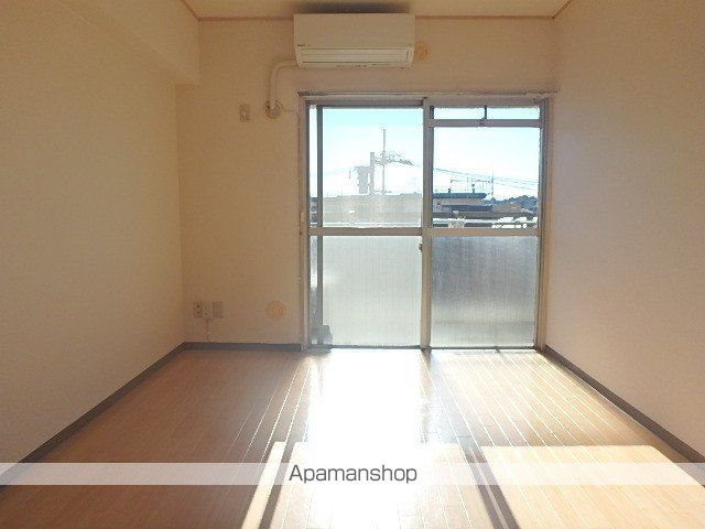 ＪＲ南武線 武蔵中原駅 バス乗車時間：14分 最寄りバス停で下車 徒歩3分 4階建 築43年の居間写真