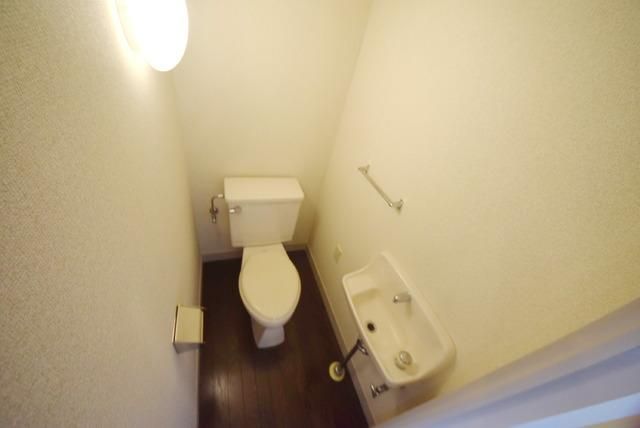 トイレ　白を基調とした清潔感のあるトイレです