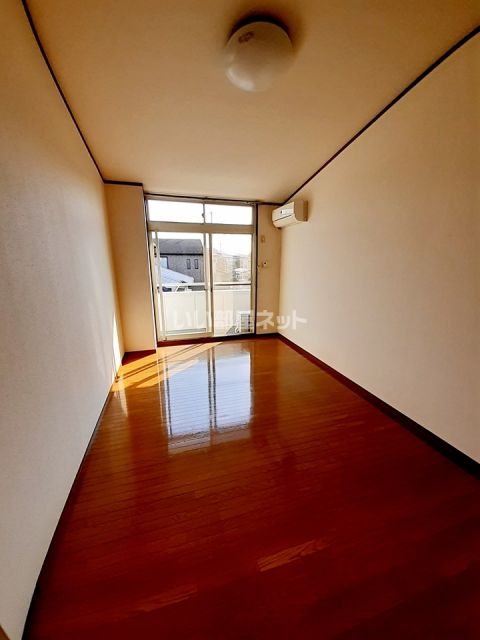 ウィンズフィールドCの居間写真
