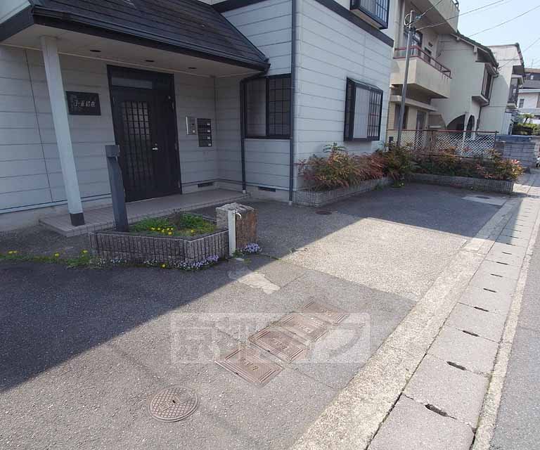 【京都市左京区岩倉花園町のアパートのエントランス】