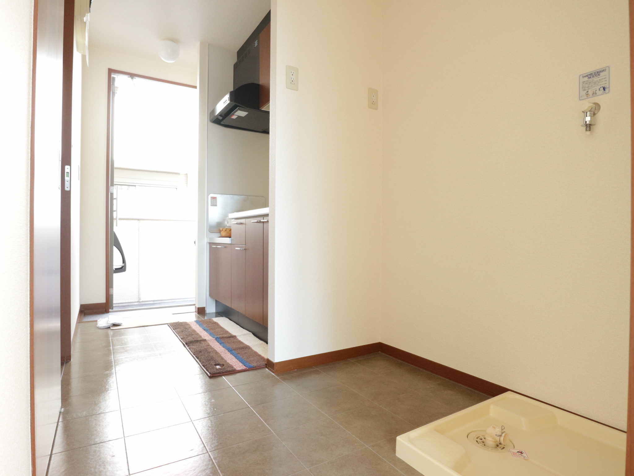 その他部屋・スペース　キッチン横は洗濯機置き場と冷蔵庫が並びます！