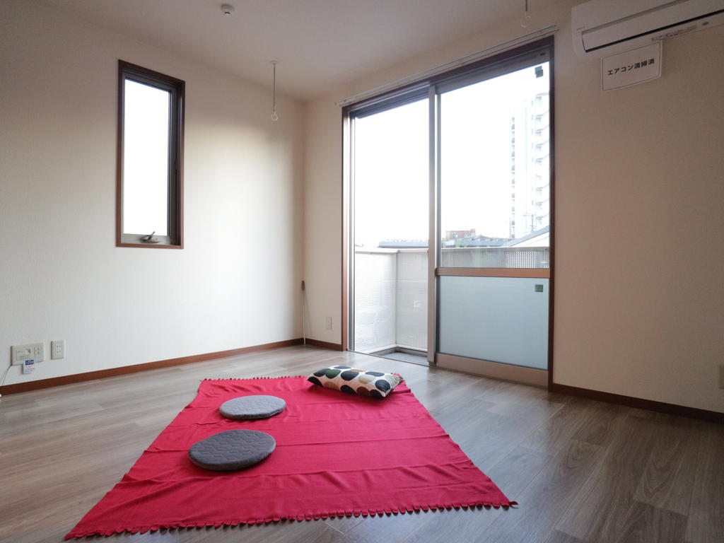 居室・リビング　２面に窓があり明るい室内です♪