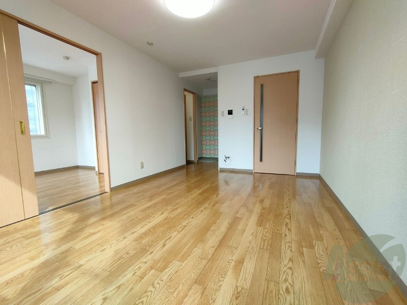 居室・リビング　木目のフローリングは落ち着きのある印象のお部屋になりますね。