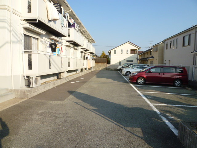 【箕面市桜ケ丘のアパートの駐車場】