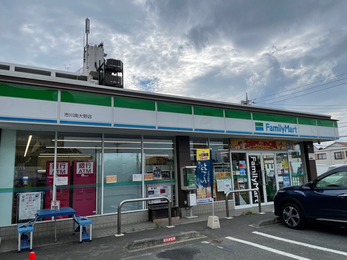 コンビニ　ファミリーマート（コンビニ）まで450m