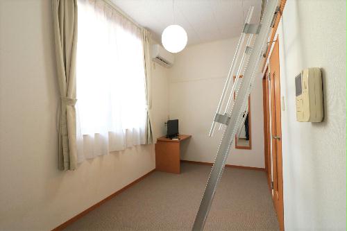 居室・リビング　ロフトタイプは天井が高く開放的な窓から日が差し込みます！