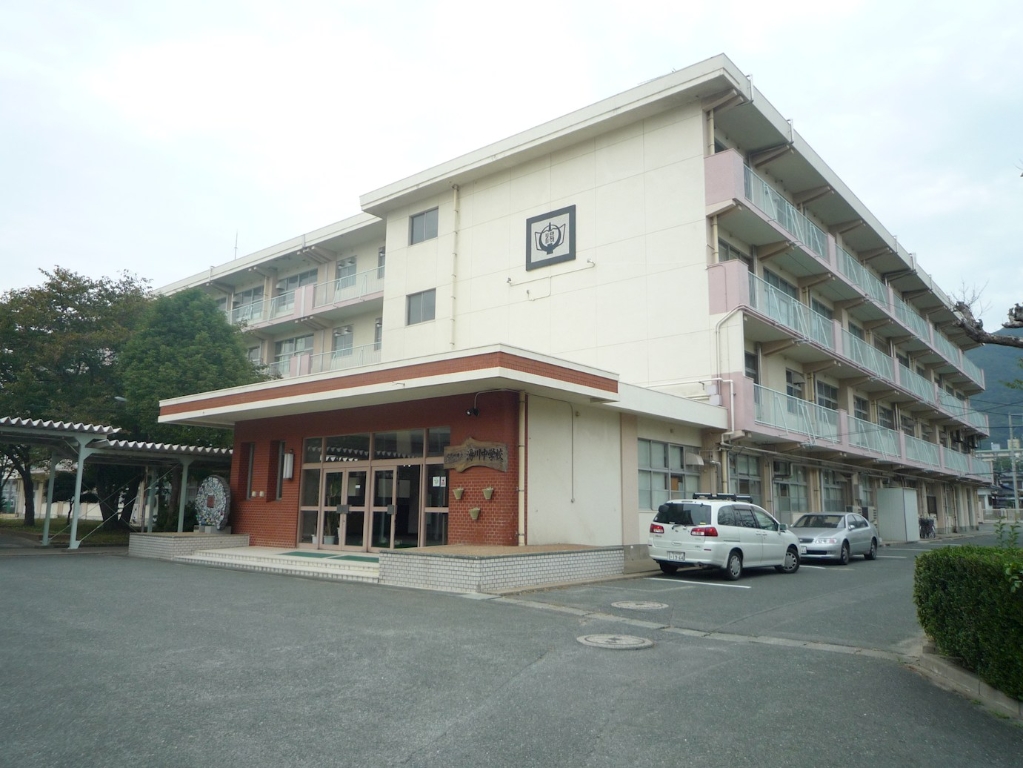 中学校　北九州市立湯川中学校（中学校）まで1031m