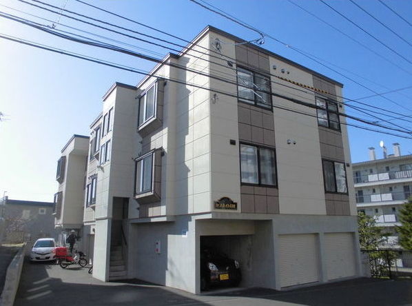 札幌市豊平区月寒東四条のアパートの建物外観