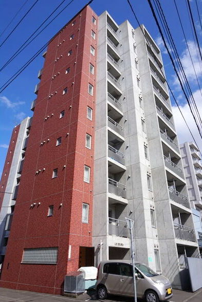 札幌市白石区東札幌三条のマンションの建物外観