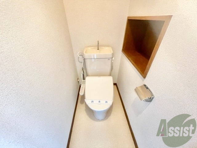 トイレ　こちらは温水洗浄便座付きのお手洗いになります。