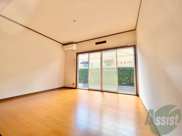 居室・リビング　１２帖のＬＤＫです。日当たりも良く明るいお部屋ですね