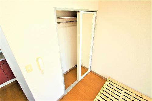 収納　収納扉は両面開きの姿見になってますよ！