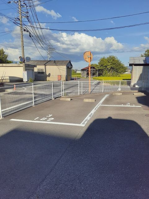 【岩出市中島のアパートの駐車場】