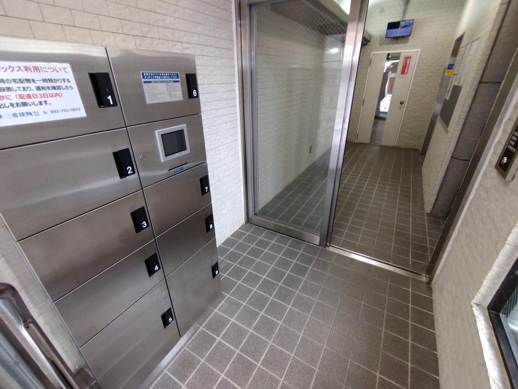 地下鉄七隈線 六本松駅 徒歩5分 7階建 築38年の外観写真