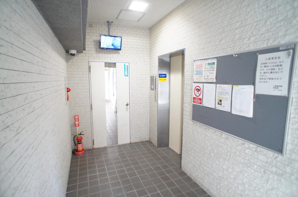 地下鉄七隈線 六本松駅 徒歩5分 7階建 築38年の外観写真