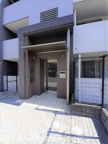 【藤沢市高谷のマンションのエントランス】