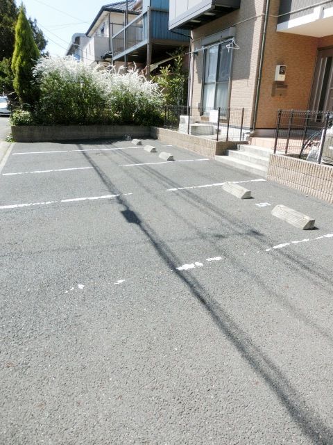 【四街道市みのり町のアパートの駐車場】