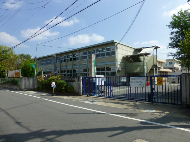 【天理市東井戸堂町のアパートの小学校】