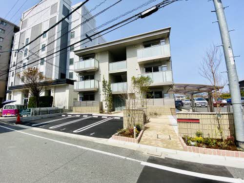 広島市佐伯区五日市駅前のマンションの建物外観