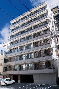 札幌市中央区南五条東のマンションの建物外観