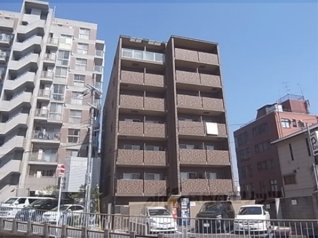 【京都市中京区西ノ京南上合町のマンションの建物外観】