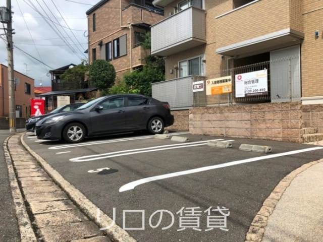 【飯塚市菰田東のアパートの駐車場】