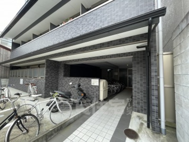 【京都市上京区西亀屋町のマンションのエントランス】