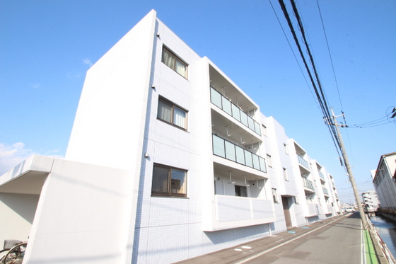 岡山市南区古新田のマンションの建物外観