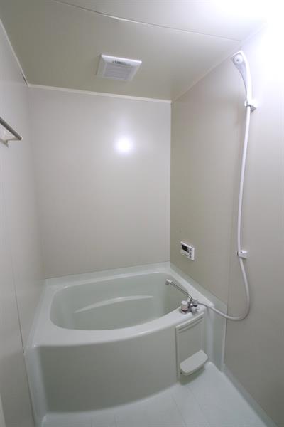 バス・シャワールーム　清潔感ある浴室で、毎日の疲れを癒せます。